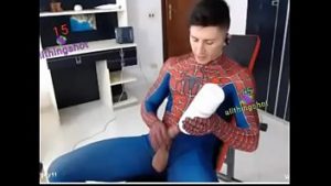 Spider-Man Tom Holland se masturbe et jouit